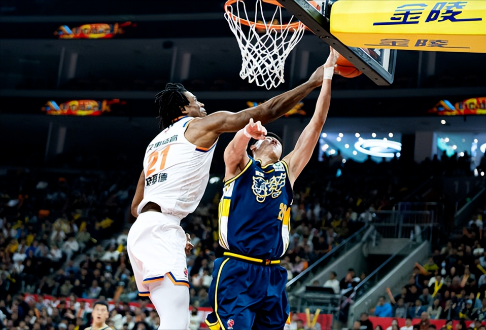 爱游戏登入-主场40分惨败，杜锋赛后点评引争议，锋线无力成硬伤