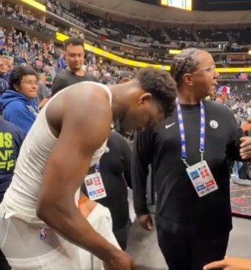 爱游戏官网-真宠粉！爱德华兹赛后送球衣&amp;鞋&amp;签名&amp;合照！球裤差点脱掉